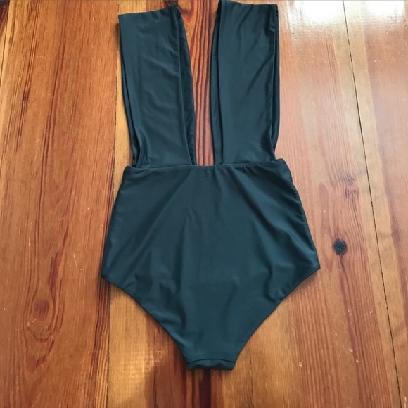 Sold out everywhere! Cocodune Director Deep V - Picture 3 of 5